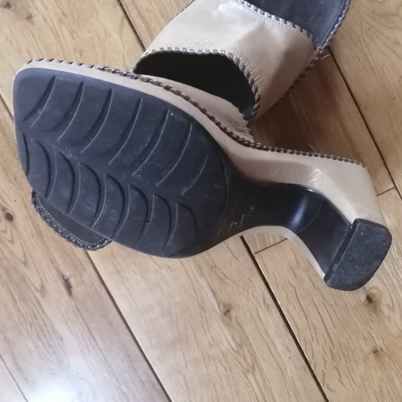 Tan high heel sandals - Picture 3 of 3